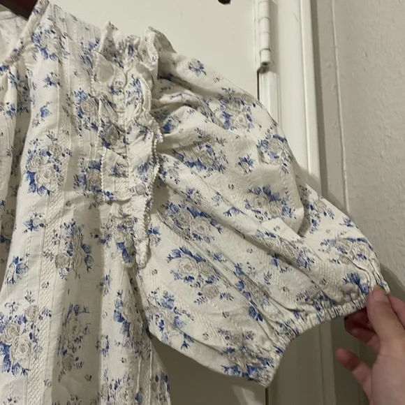 NWOT Olivaceous Puff Sleeve Blouse - Cream and Blue Floral Size M - Picture 7 of 7